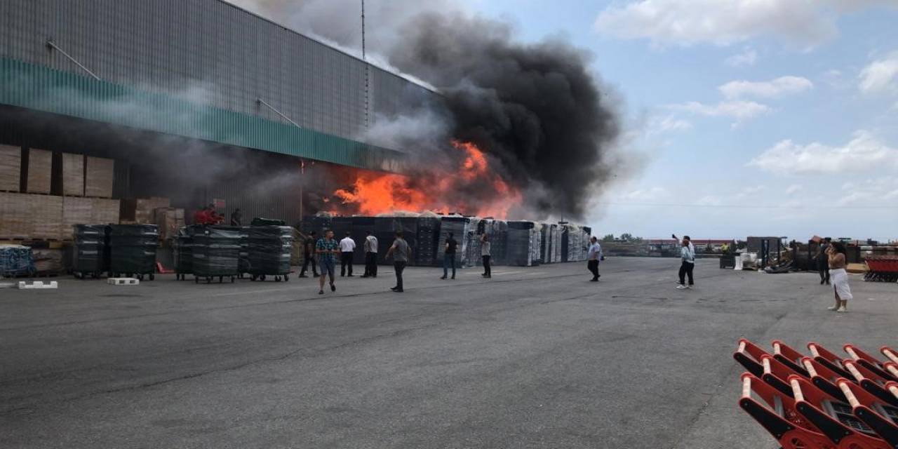 Korkutan Yangın: Migros’un Deposu Alevlere Teslim Oldu