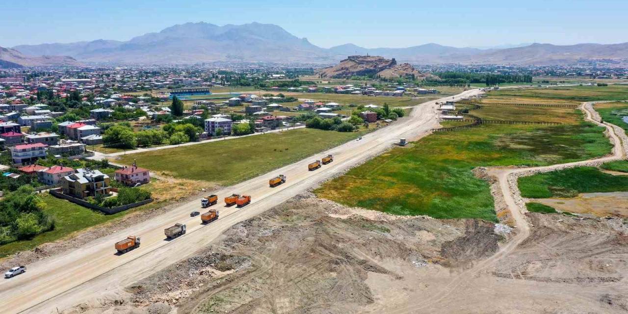 Van’daki Sahil Yolunda Çalışmalar Tüm Hızıyla Sürüyor