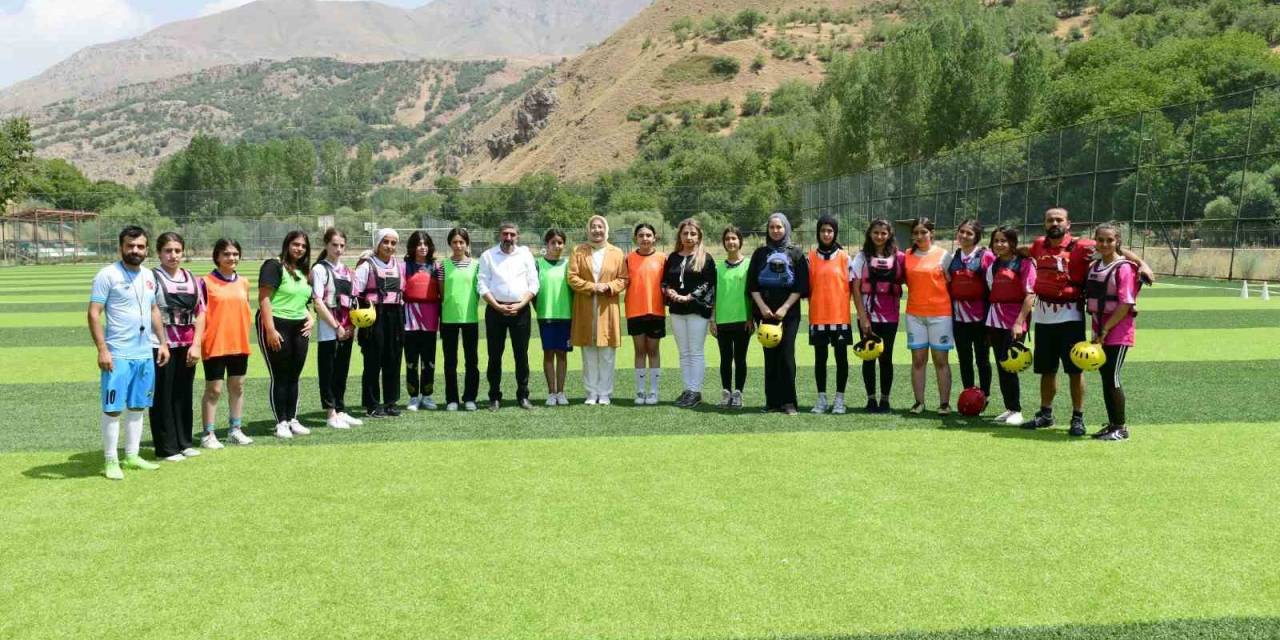 Daire Başkanı Biçek, Kadın Sporcularla Bir Araya Geldi