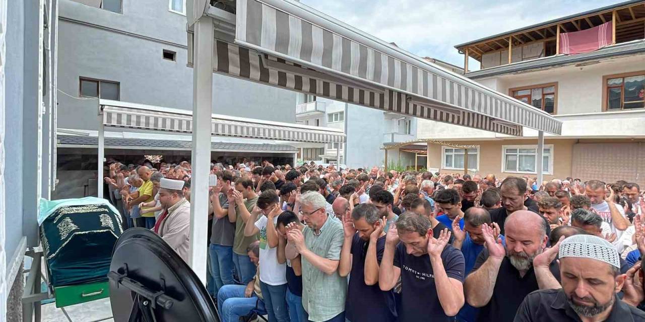 Boğulma Tehlikesi Geçiren Kadına Yardım İçin Girdiği Denizde Hayatını Kaybetti