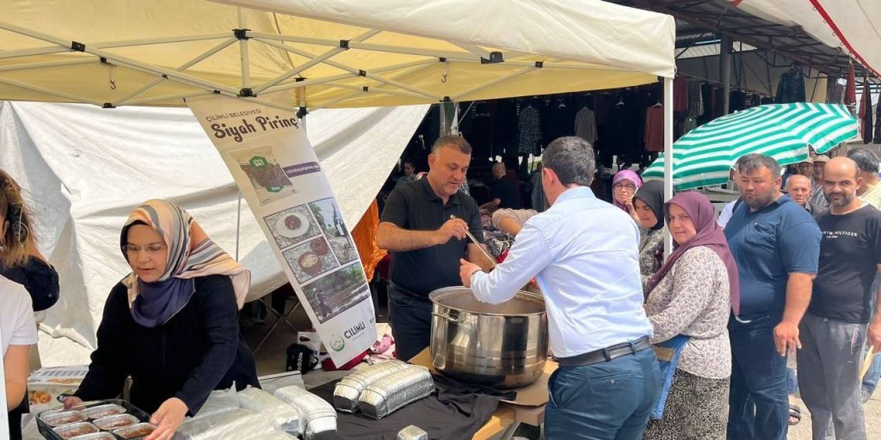 Siyah Pirinçle Yapılan Aşure İkram Edildi