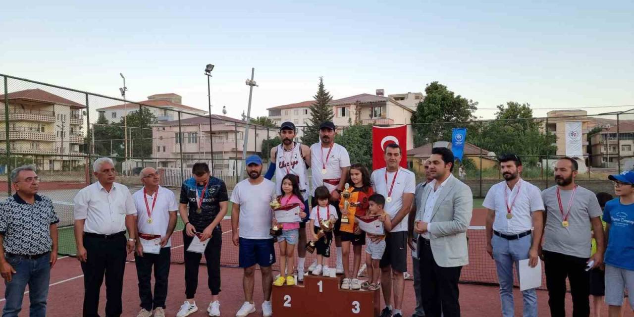 Veteran Kort Tenis Turnuvası Düzenlendi
