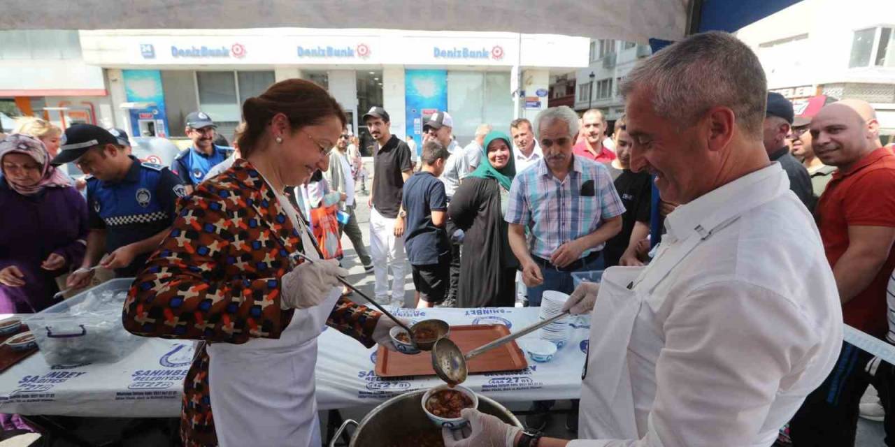 Tahmazoğlu, Vatandaşlara Aşure İkramında Bulundu