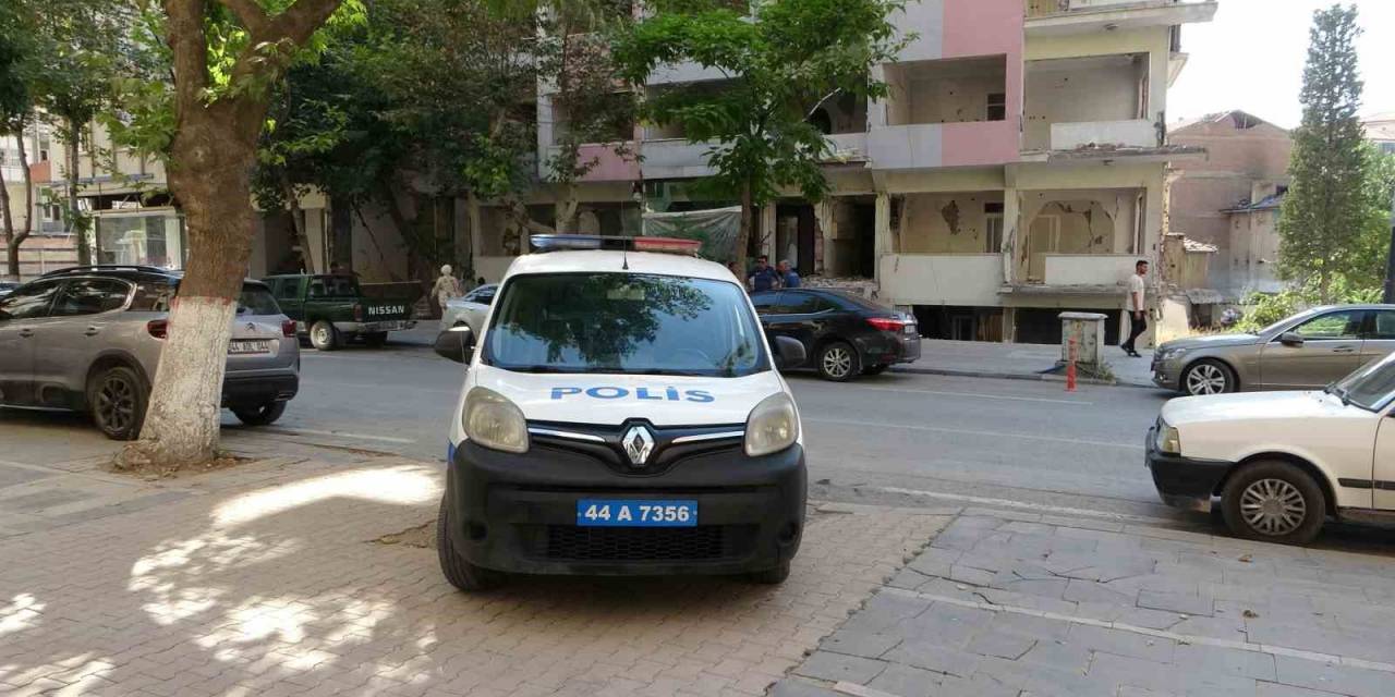 Ağır Hasarlı Binadaki Asansörü Sökmeye Çalışan İşçi 4’üncü Kattan Düştü