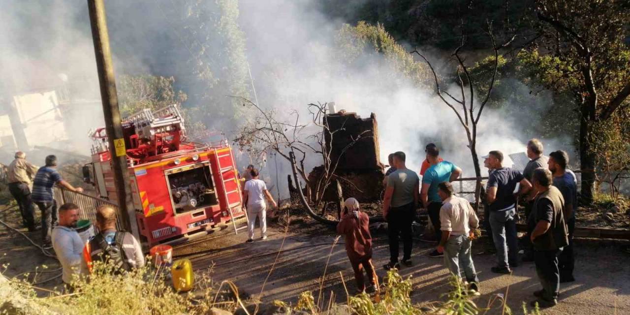 Artvin’de 5 Ev, 2 Ahır, Samanlık Ve Bir Traktör Yandı