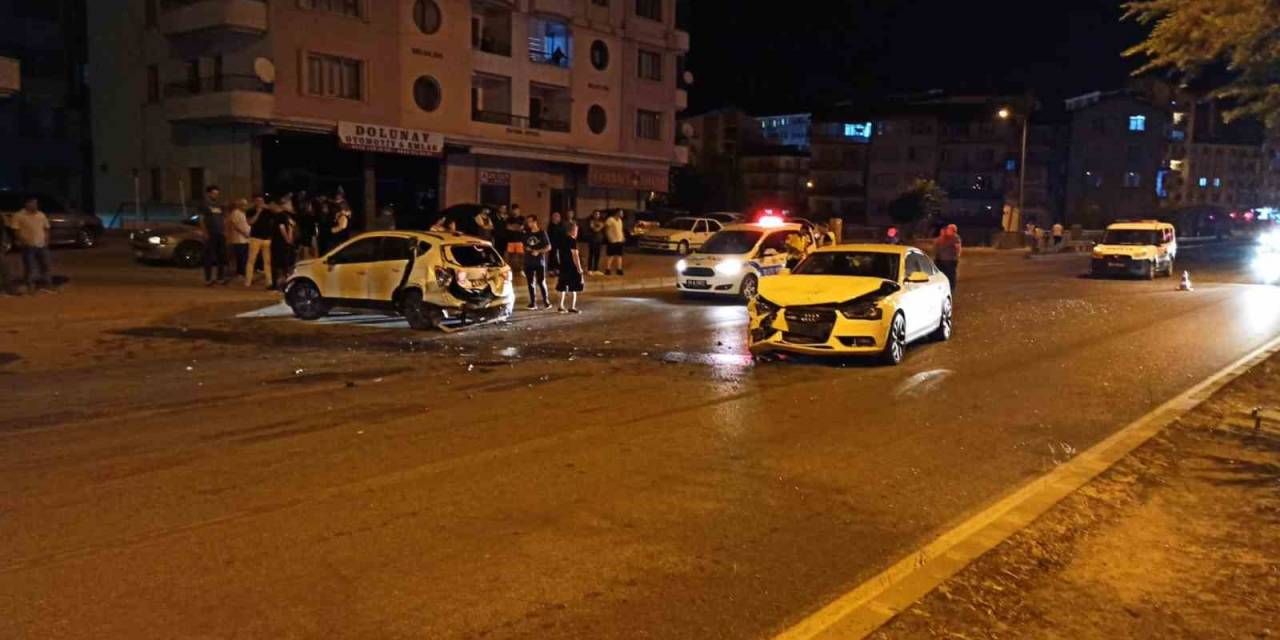 Köpeğe Çarpmamak İçin Ani Fren Yapınca Başka Otomobil Çarptı: 5 Yaralı