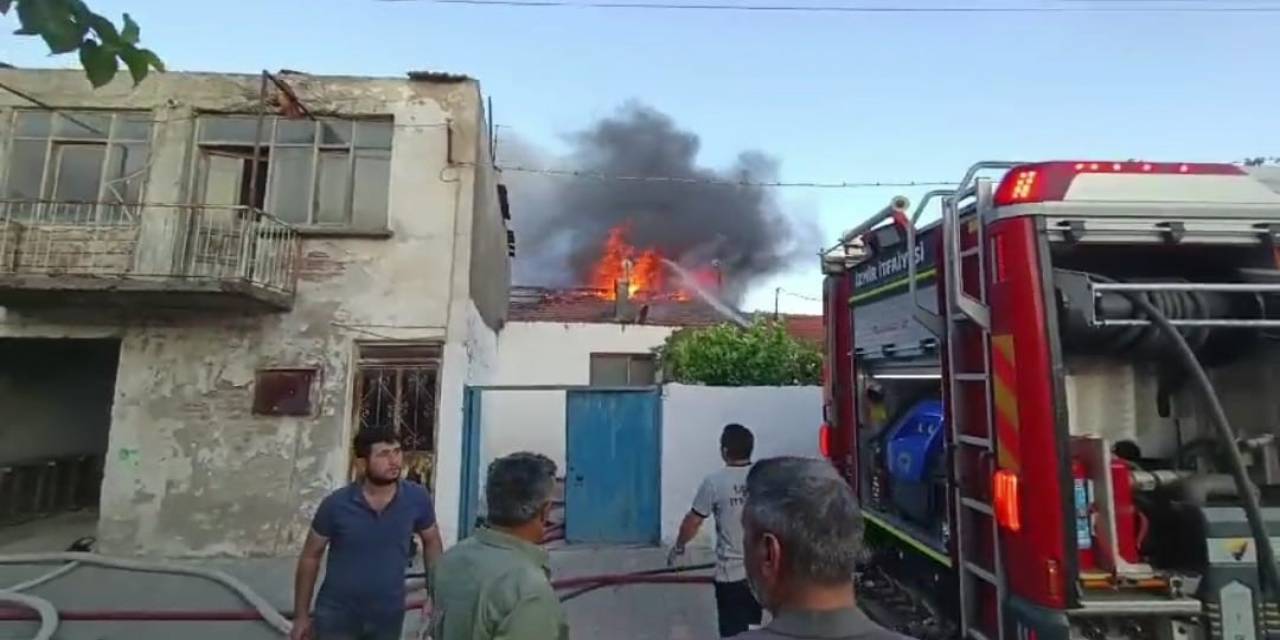 İzmir’de Korkutan Yangın: 2’si Metruk Toplam 5 Ev Zarar Gördü