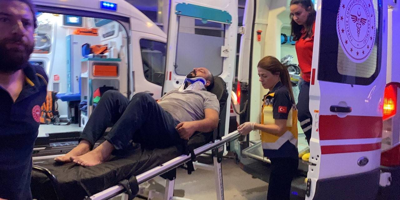 Motosiklete Çarptıktan Sonra Kaldırıma Çıktı: 2 Yaralı