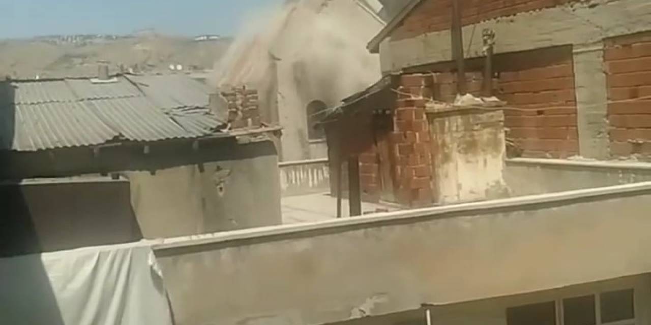 Elazığ’da Ağır Hasarlı Bina Tek Dokunuşla Yerle Bir Oldu