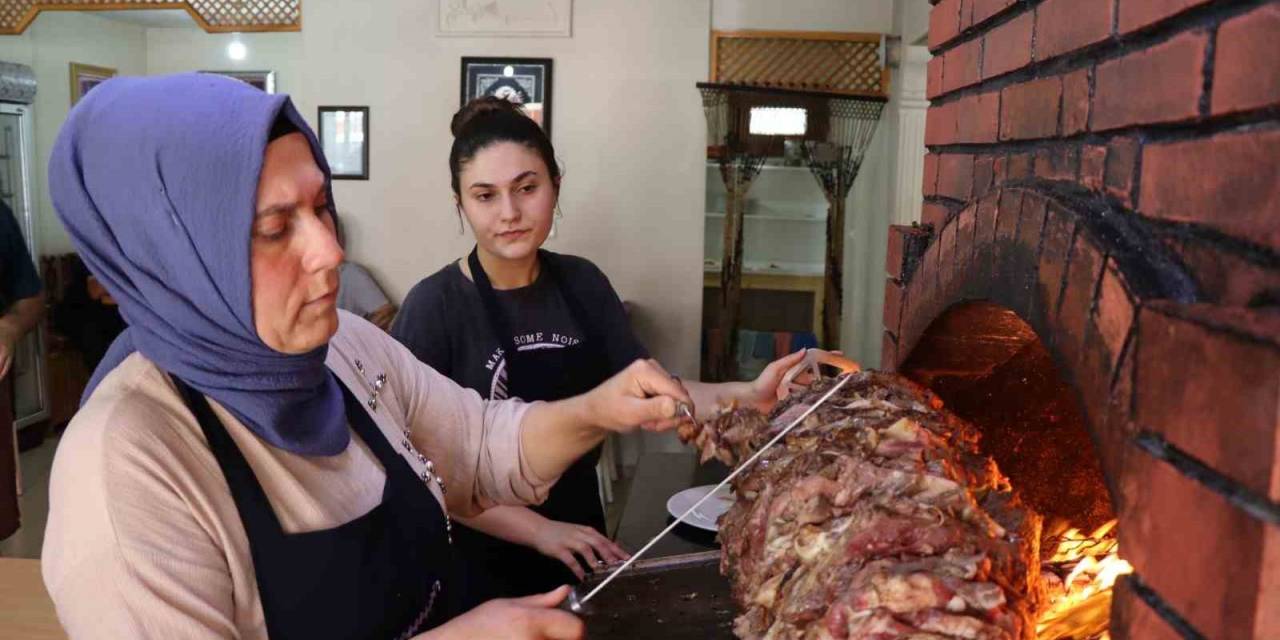 Anne Kız Cağ Kebabı Yapıyor