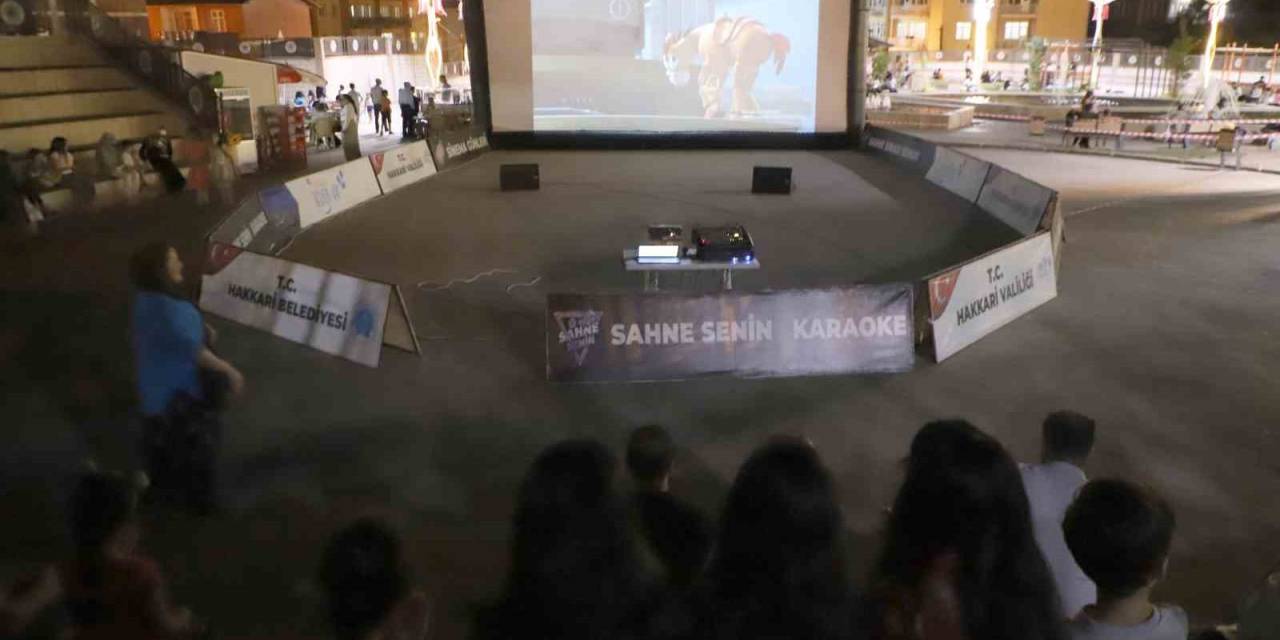 Hakkârililer Dev Ekranda Çizgi Film İzledi