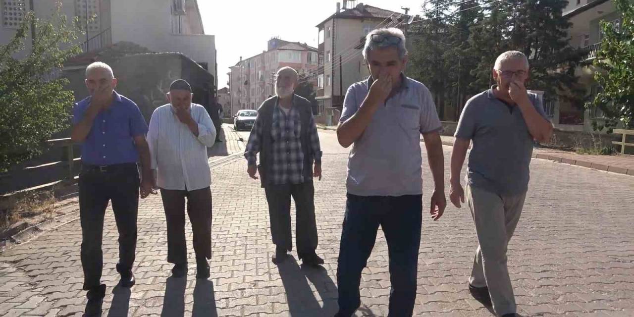 Lağım Kokusu Mahalleyi Sardı, Vatandaşlar İsyan Etti: Burunlarını Kapatarak Tepki Gösterdiler