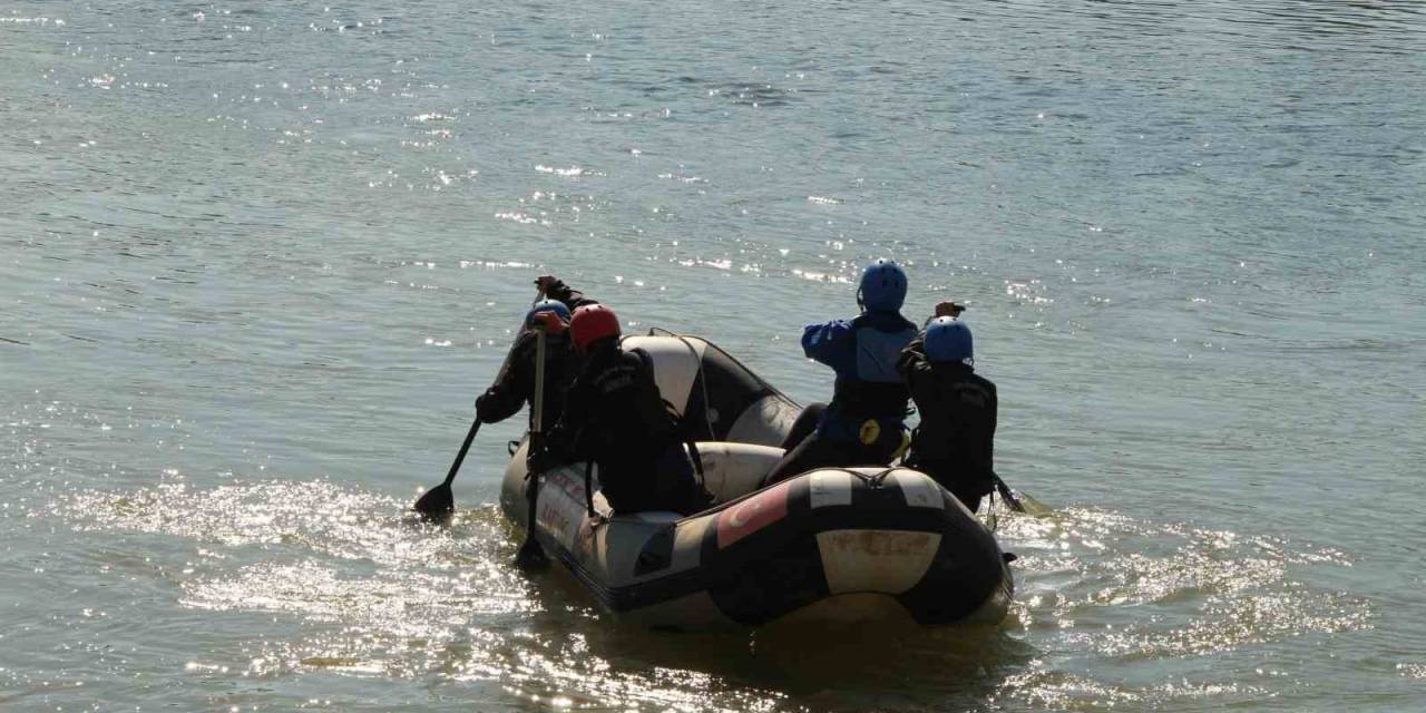 Milli Sporcu Olmak İçin Murat Nehri’nde Kürek Çekiyorlar