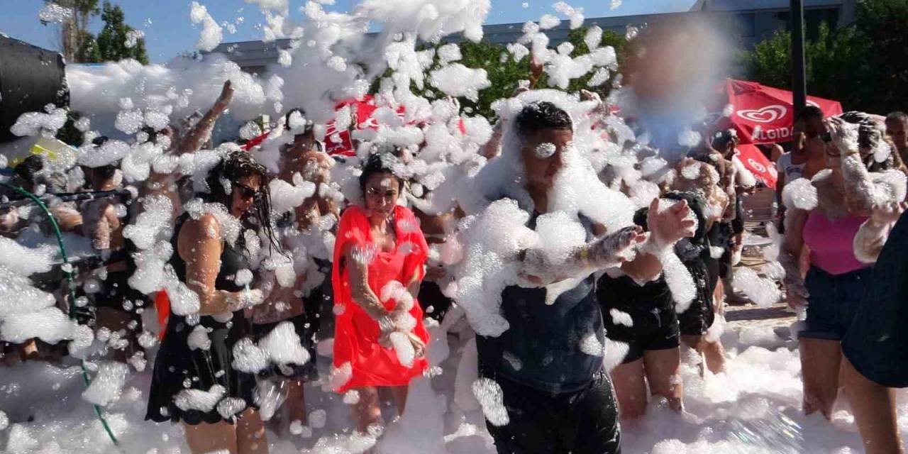 Van’da Akdeniz Sahillerini Aratmayan Köpük Partisi