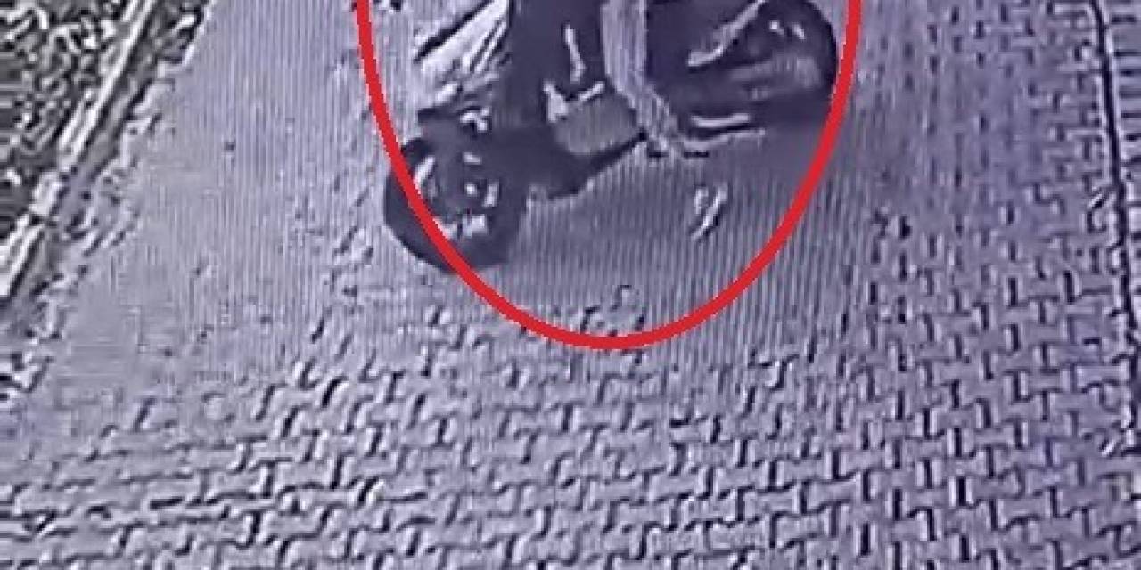 Motosikletli Hırsızlar Balkonda Asılı Çamaşırları Çaldı