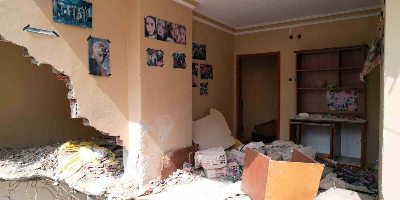 Depremde Yıkılan Binaları Gören Duygulanıyor