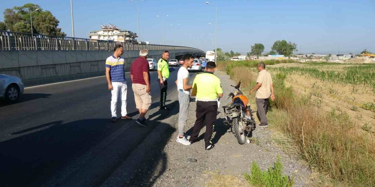Servis Otobüsünün Önünden Geçti, Motosikletin Altında Kalarak Yaralandı
