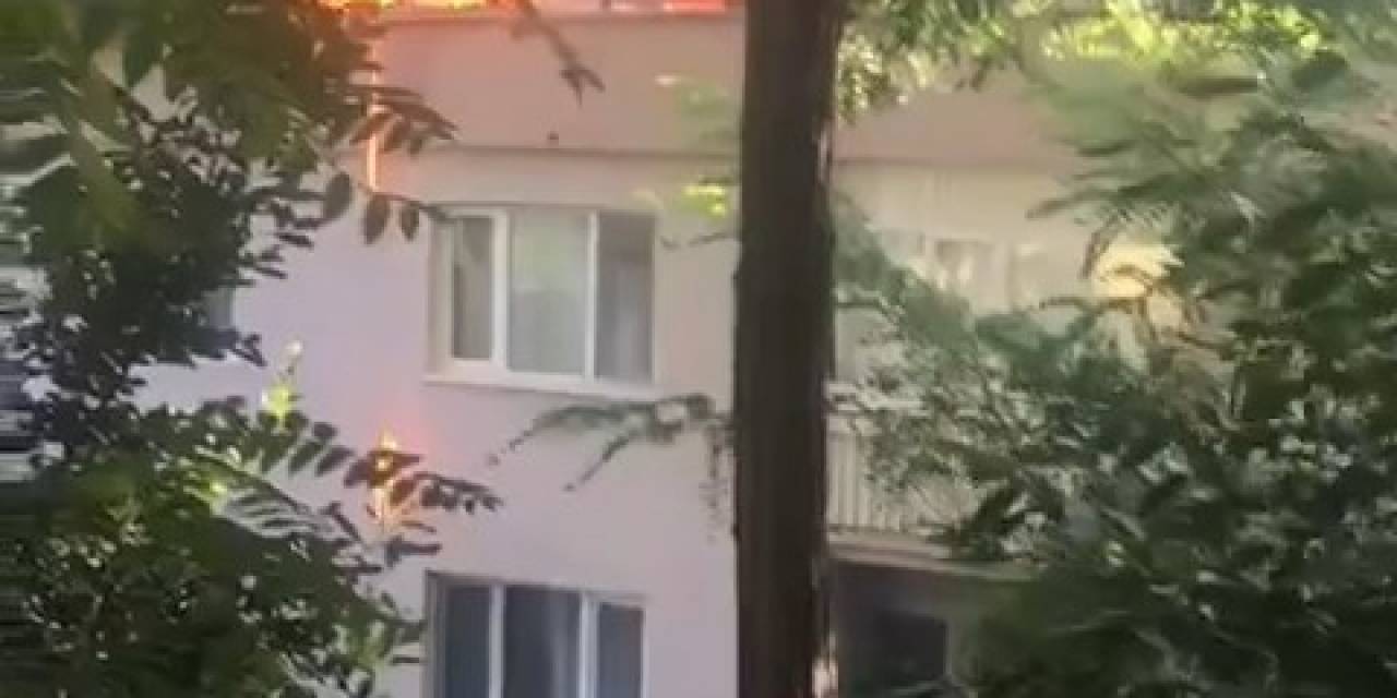 Bursa’da 4 Katlı Apartmanın Çatısı Alev Alev Yandı