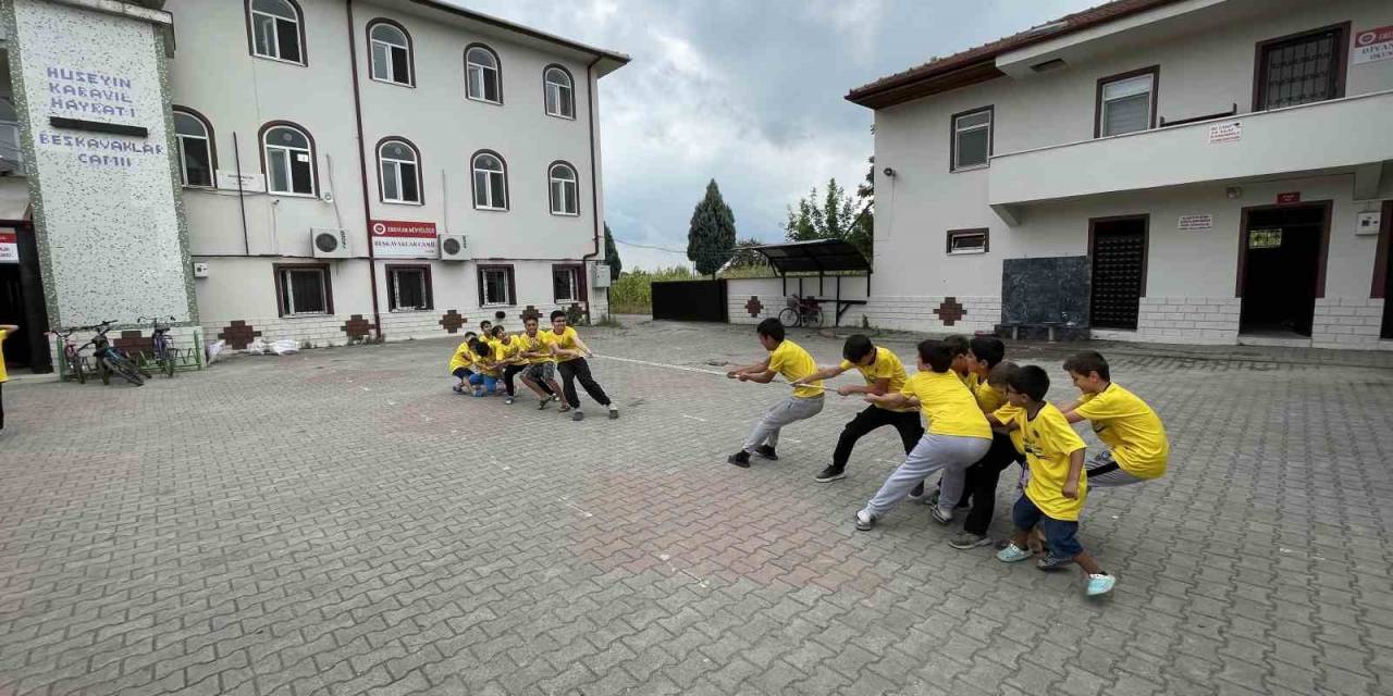 Her Gün Farklı Etkinlik Düzenliyor, Çocuklar Camiye Akın Ediyor