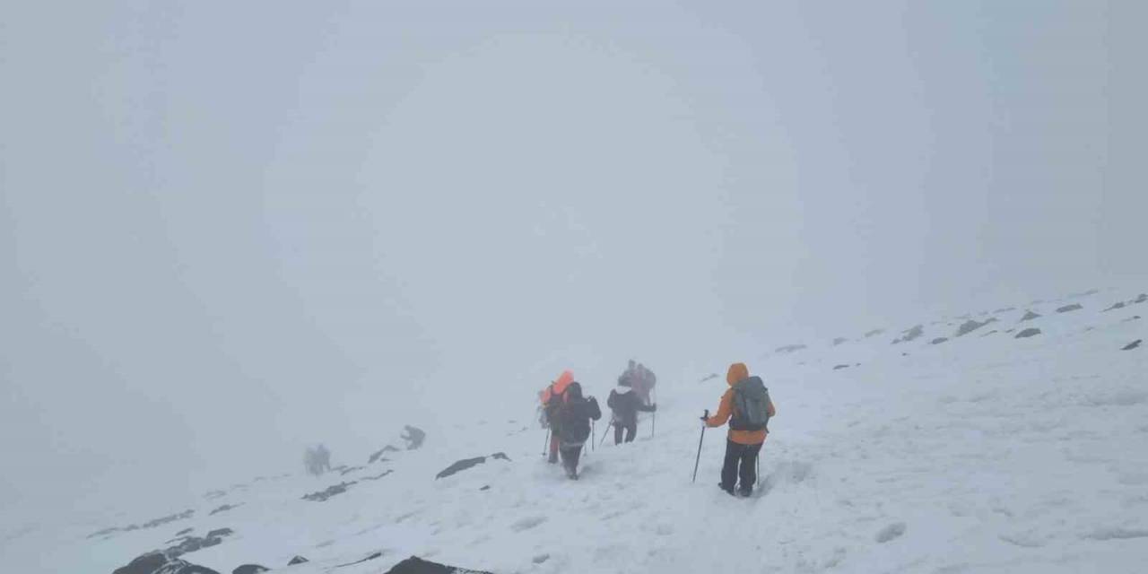 Ağrı Dağı Turistleri Ağırlamaya Devam Ediyor