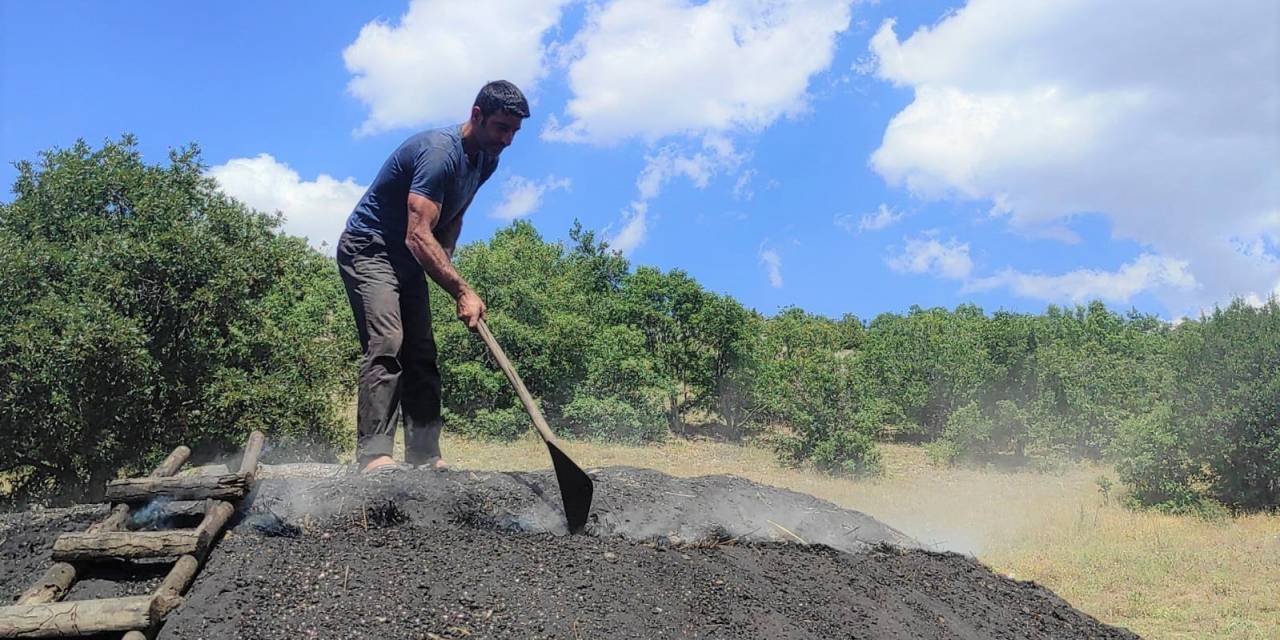 Mangal Kömürü İşçileri İki Sıcak Arasında Alın Teri Döküyor