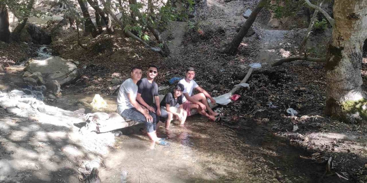 Bunaltıcı Sıcaklıkta Serinlemek İsteyen Vatandaşlar Dere Yataklarına Akın Ediyor