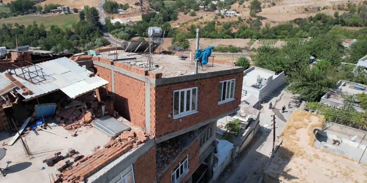 Depremde Ara Katı Yıkılan Ve Ekseni Kayan Bina Korkutuyor