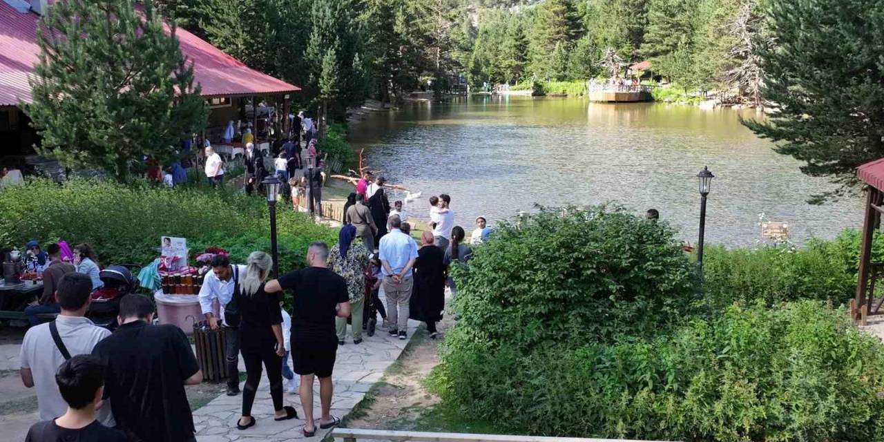 Zigana Dağının Serin Sığınağı Limni Gölü Yoğun İlgi Görüyor