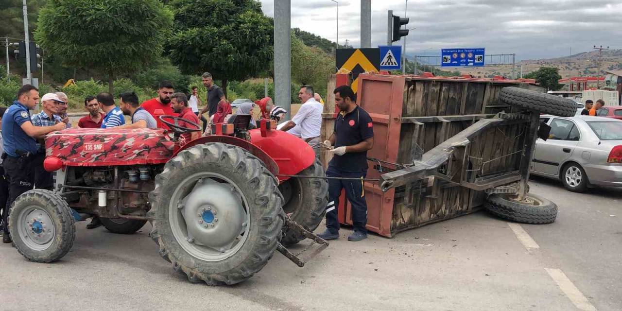 Hafif Ticari Araç Traktöre Çarptı: 2’si Çocuk 5 Yaralı