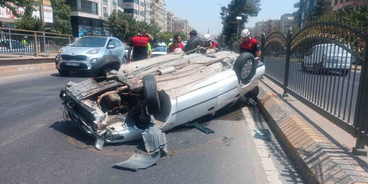 Refüje Çarparak Devrilen Otomobilin Sürücüsü Yaralandı