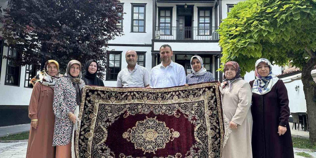 Kadın Kültür Ve Sanat Merkezi’nde Giden Kursiyerler Halı Dokumayı Öğreniyor