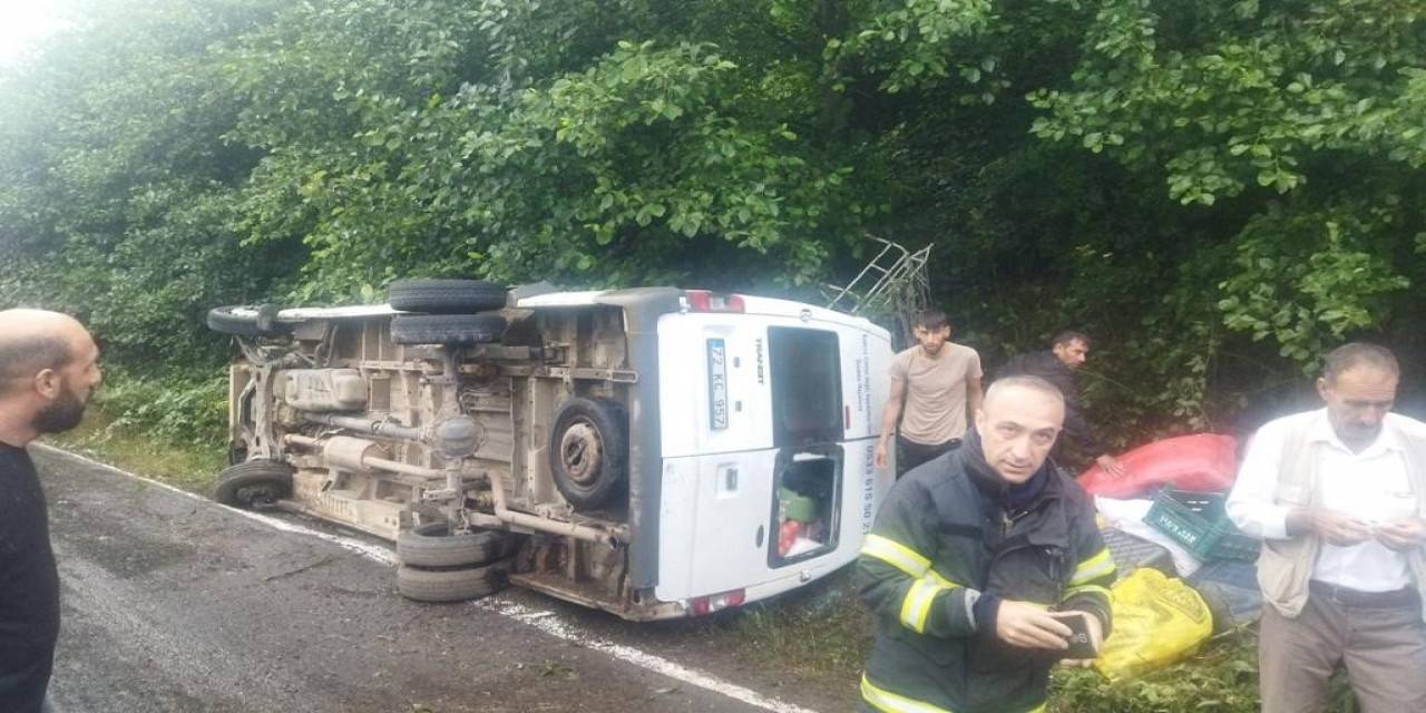 Mevsimlik Tarım İşçilerini Taşıyan Minibüs Yan Yattı: 8 Yaralı