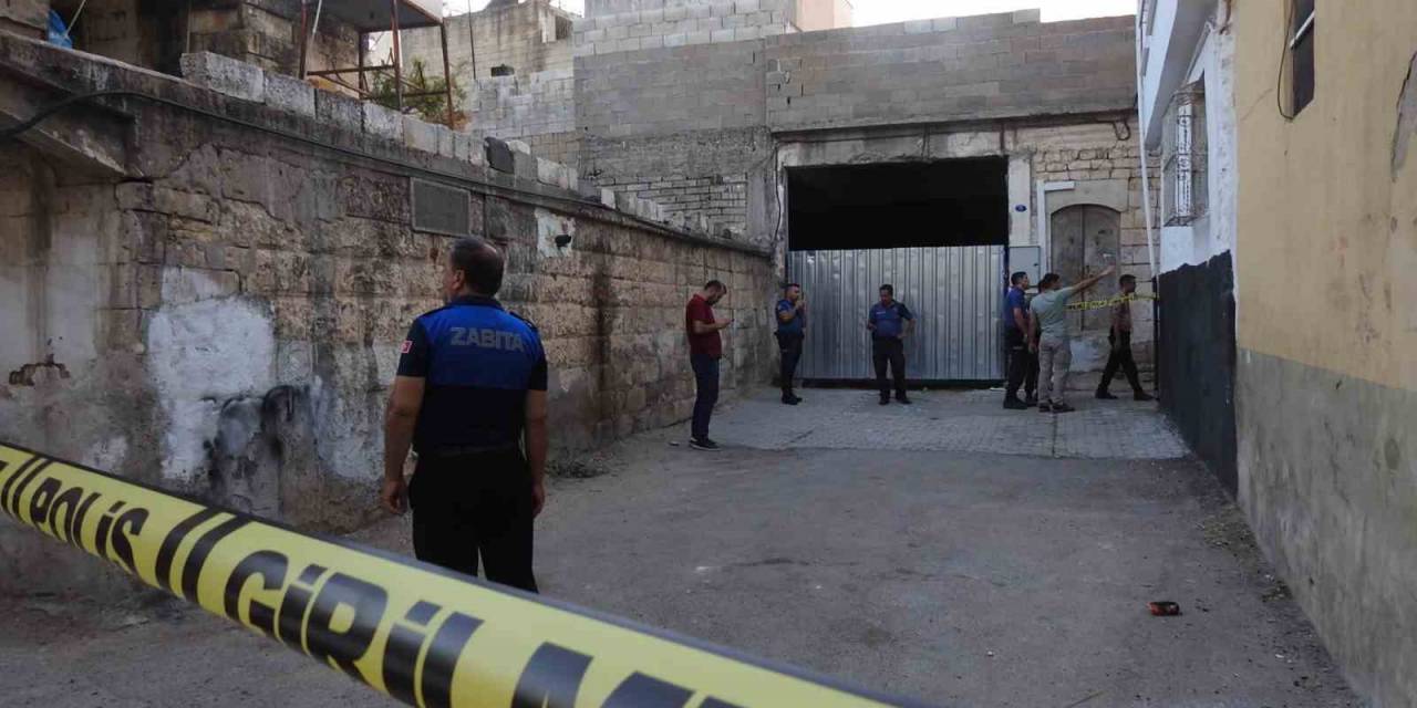 Kilis’te Ağır Hasarlı 2 Katlı Binanın Duvarı Kendiliğinden Çöktü