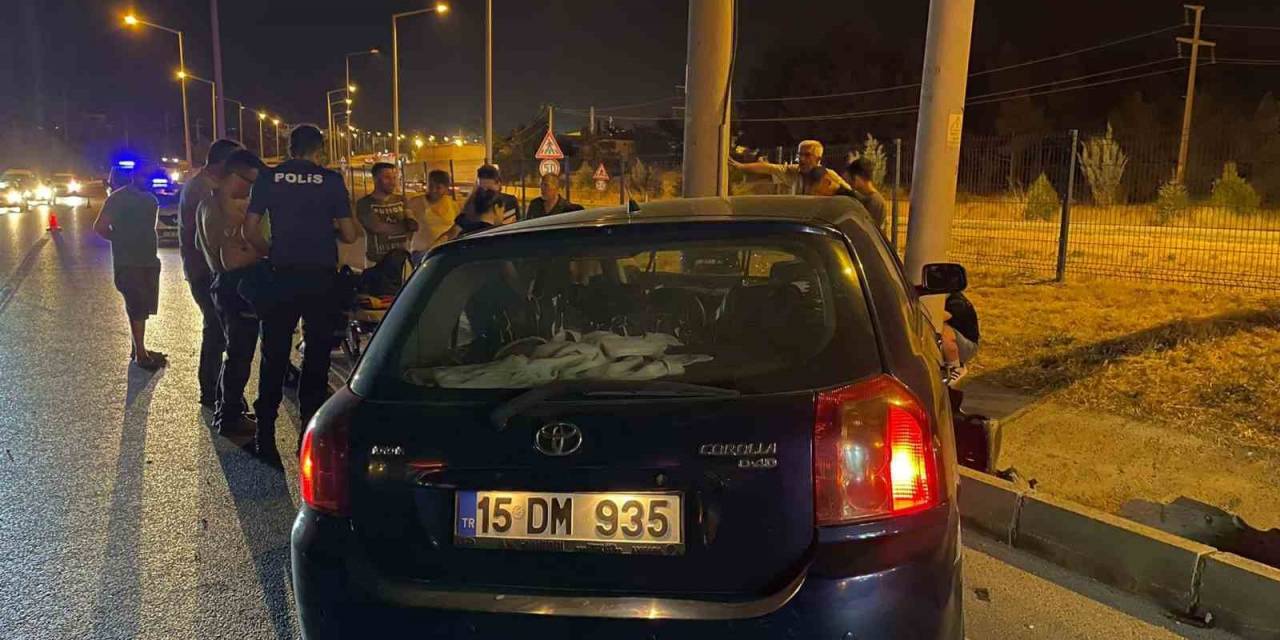 Burdur’da Alkollü Sürücü Önce Otomobile, Sonra Elektrik Direğine Çarptı
