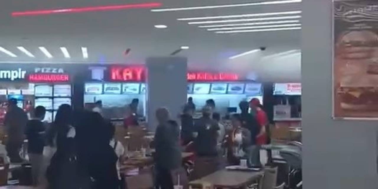 Avm’de Yangın Çıktı, Vatandaşlar Yemeklerini Bırakıp Kaçtı
