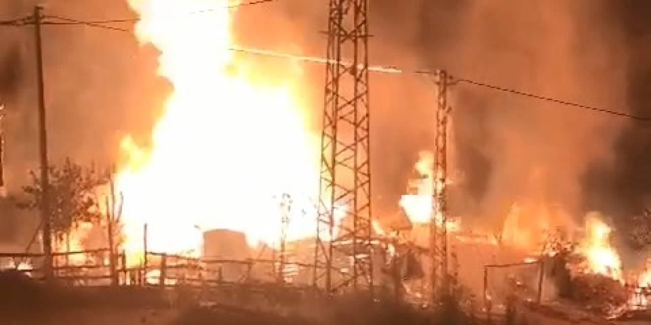 Köyde Çıkan Yangında 7 Ev Alevlere Teslim Oldu
