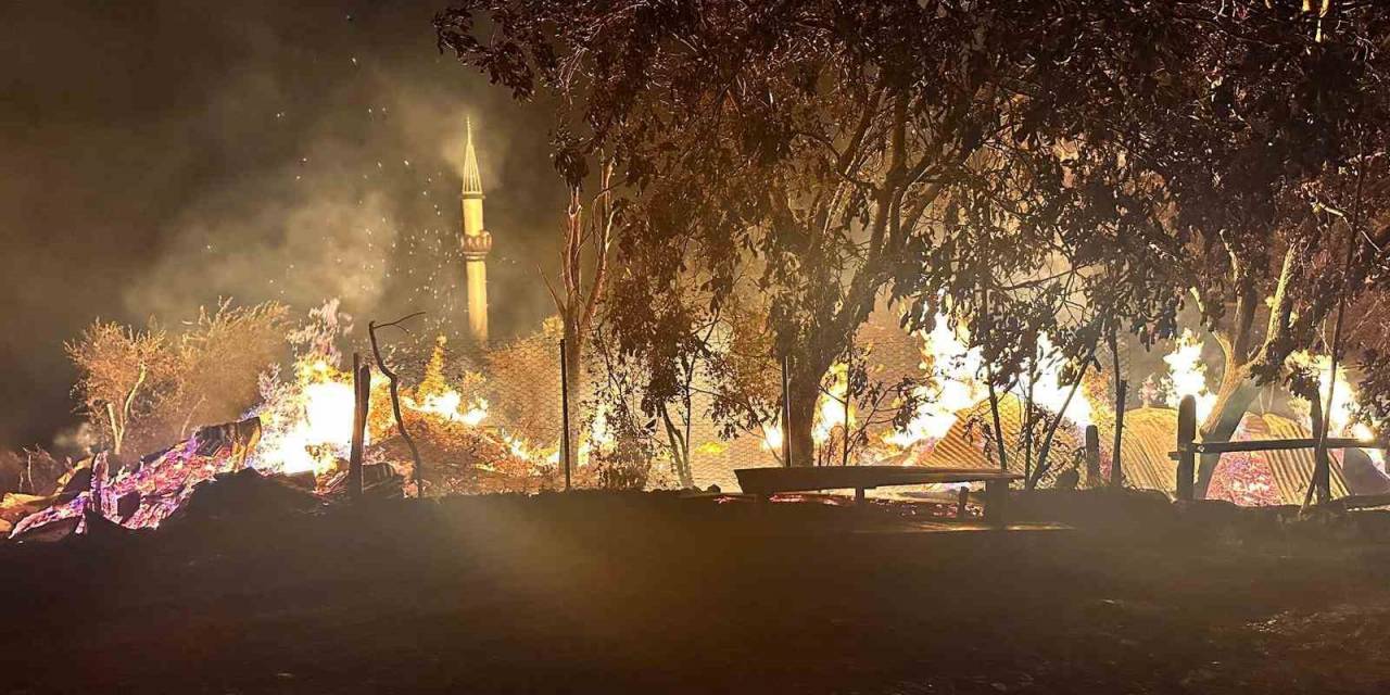 Kastamonu’daki Köy Yangınına Müdahale Sürüyor: 5 Ev Küle Döndü