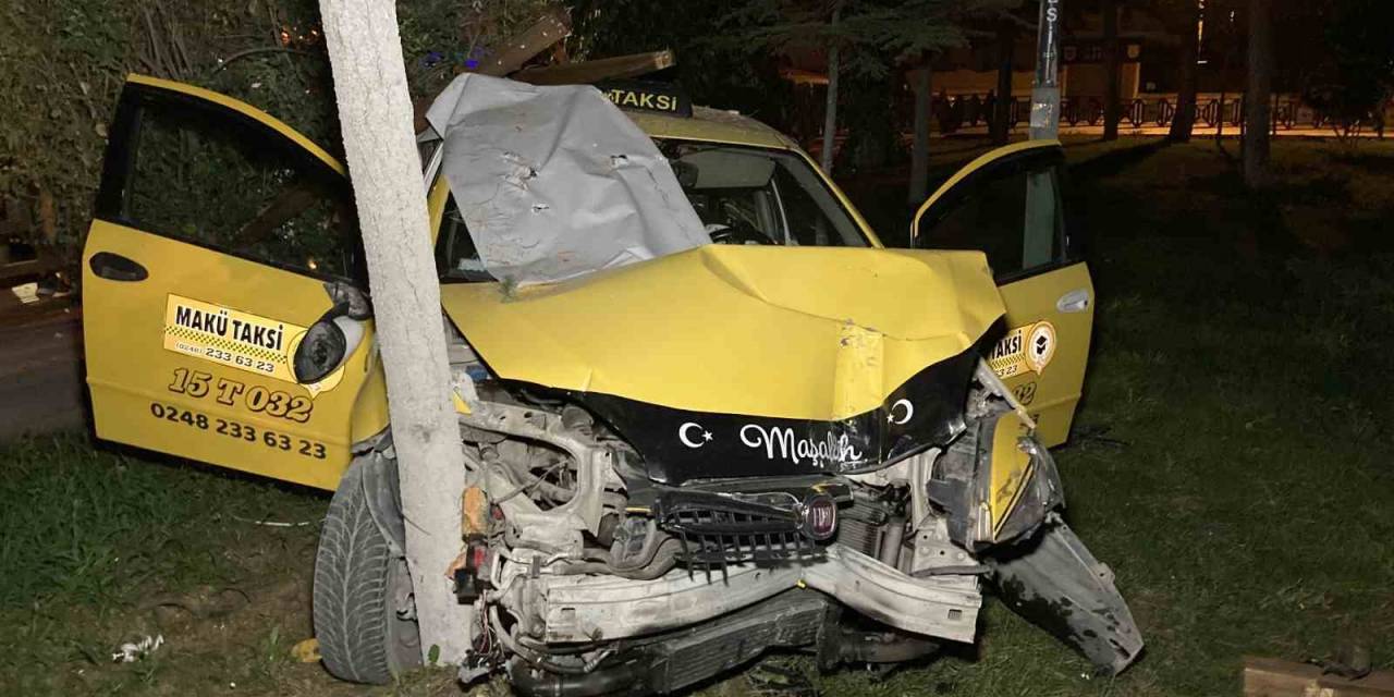 Burdur’da Polisin "dur" İhtarına Uymayan Ehliyetsiz Ve Alkollü Taksi Sürücüsü Çay Bahçesine Daldı