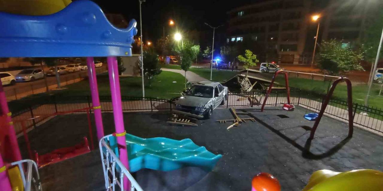 Kontrolden Çıkan Otomobil Parka Daldı