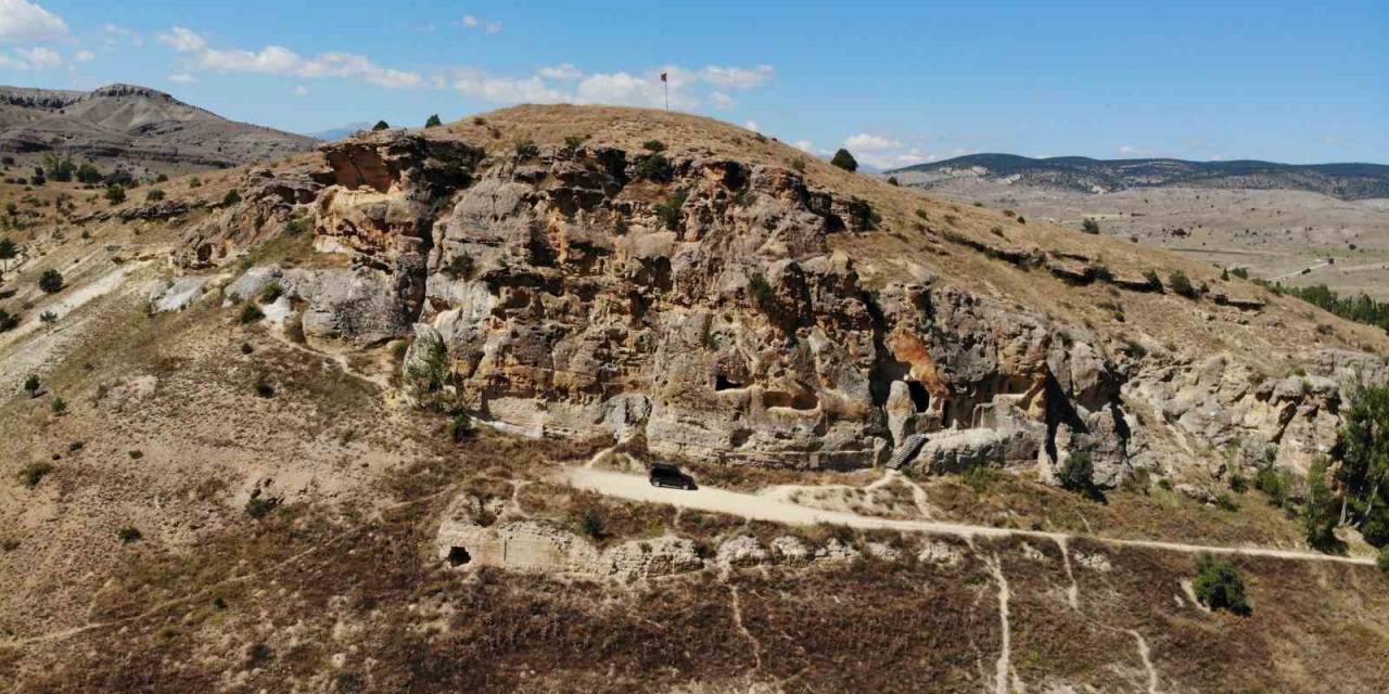Gümüşhane’nin Sümela’sı Çakırkaya Manastırı İlgisizlik Nedeniyle Kuşlara Yuva Oldu