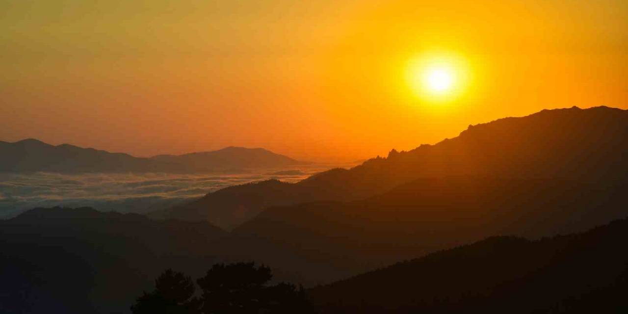 Gümüşhane Dağlarından Büyüleyici Günbatımı Manzaraları