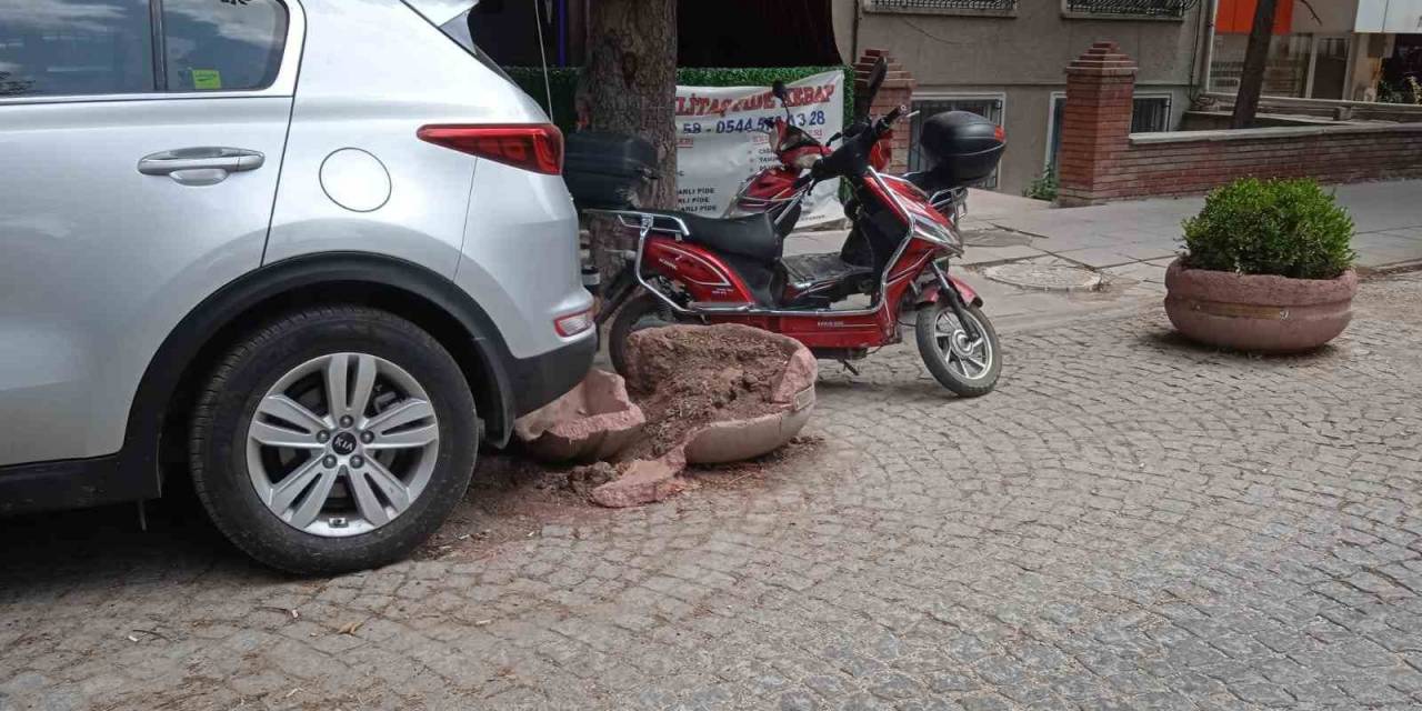 Eskişehir’de Şanssız Beton Saksı Yine Hedef Oldu