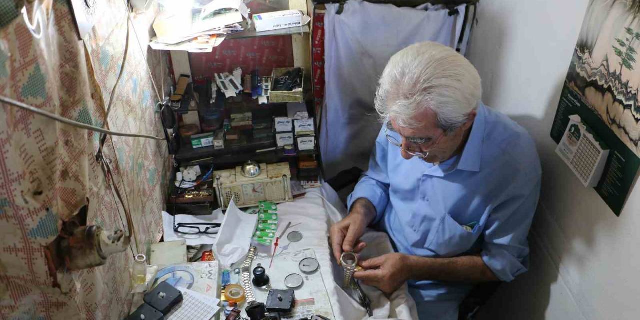 Kurma Saat Ustası Zamanı Ayarlarken 50 Yılını 2,5 Metrekareye Sığdırdı