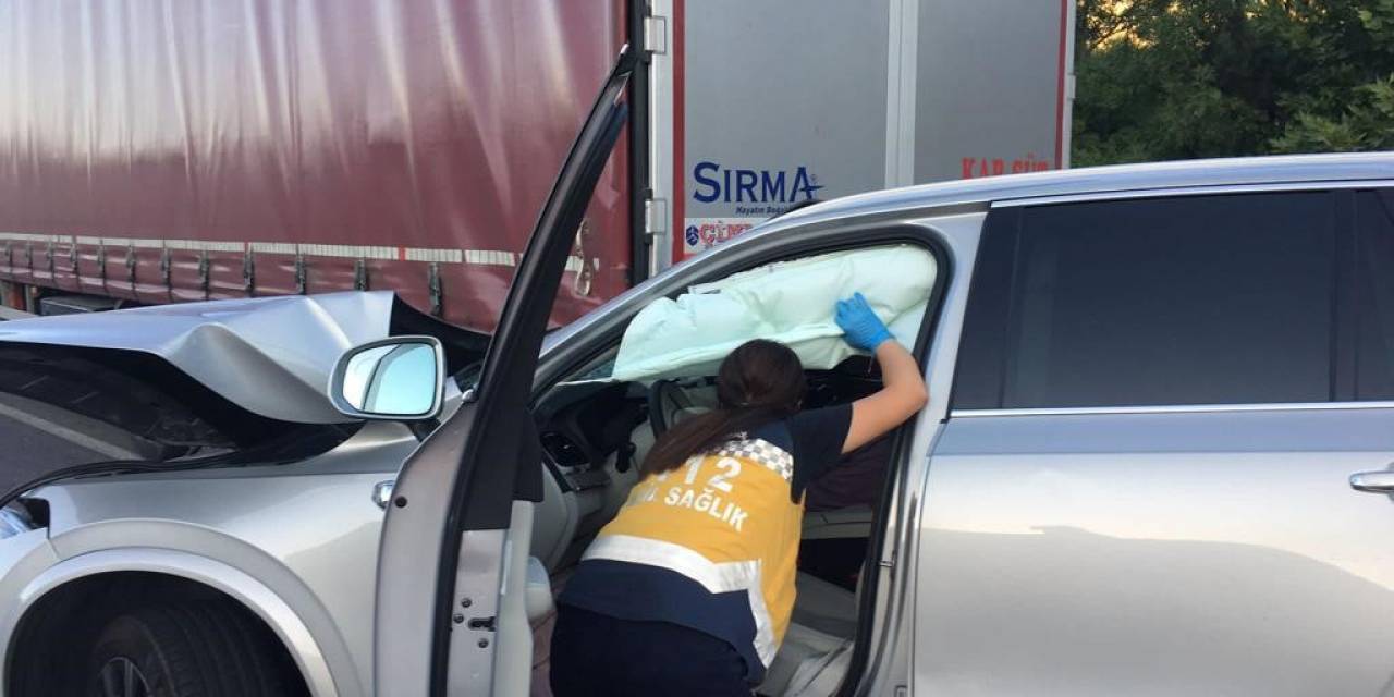 Şarkıcı Tan Taşçı’nın İçinde Olduğu Lüks Otomobil Tırla Çarpıştı: 3 Yaralı
