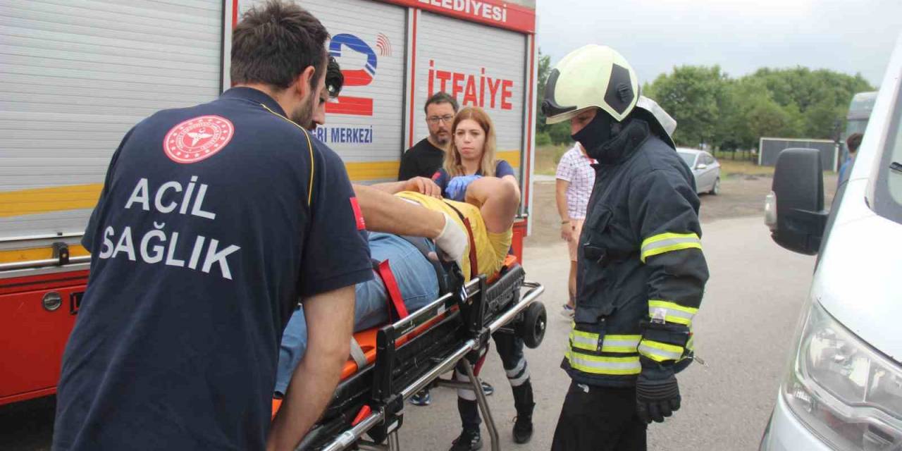 Kamyonetle Çarpışan Otomobil Savruldu, Sürücü Sıkıştı