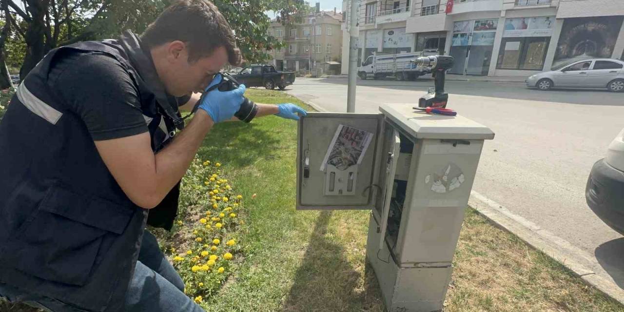 Hırsızlar Kavşak Kontrol Cihazını  Çaldı