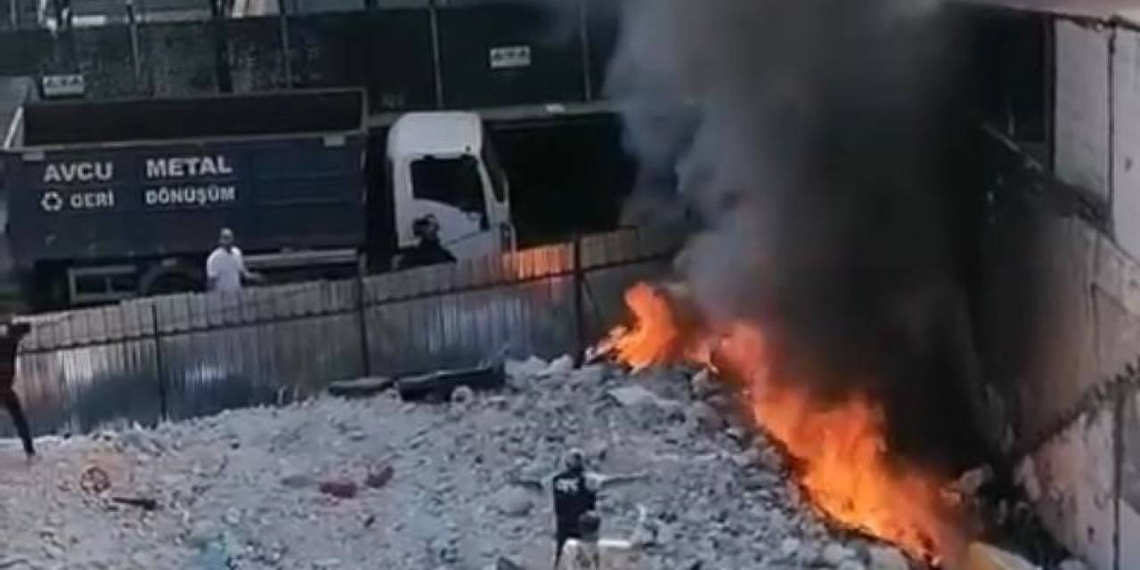 İstanbul’da Yangına Bir Garip Müdahale Kamerada: Biri Taş Attı Diğeri Rüzgarla Savaştı