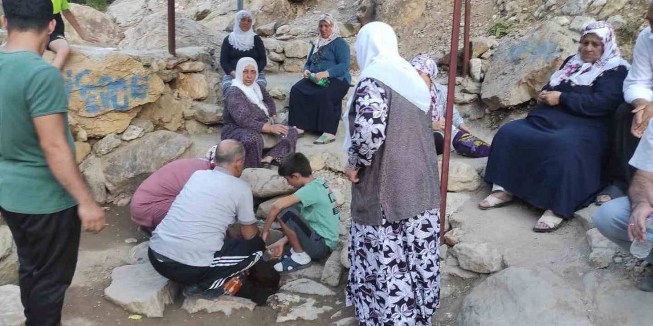 Batman’da 200 Yıldır Akan Kaynak Suyunun Başında Kuyruğa Giriyorlar