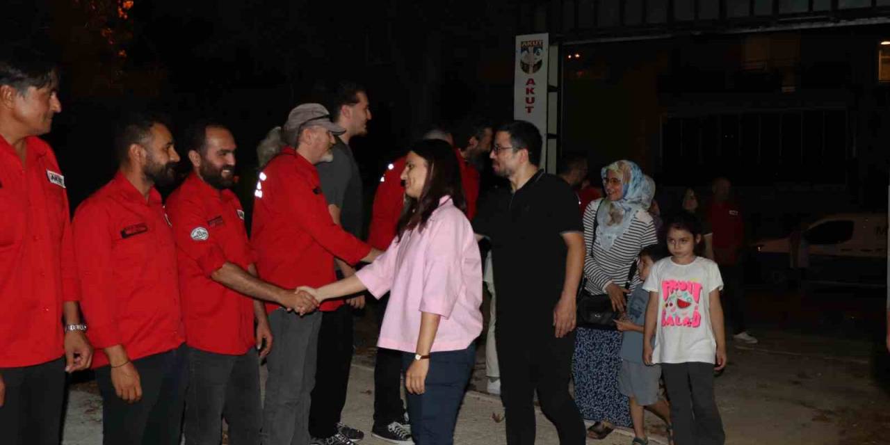 Rönesans’ın Enkazından 3 Gün Sonra Çıkan Aile Kurtarıcılarını Unutmadı