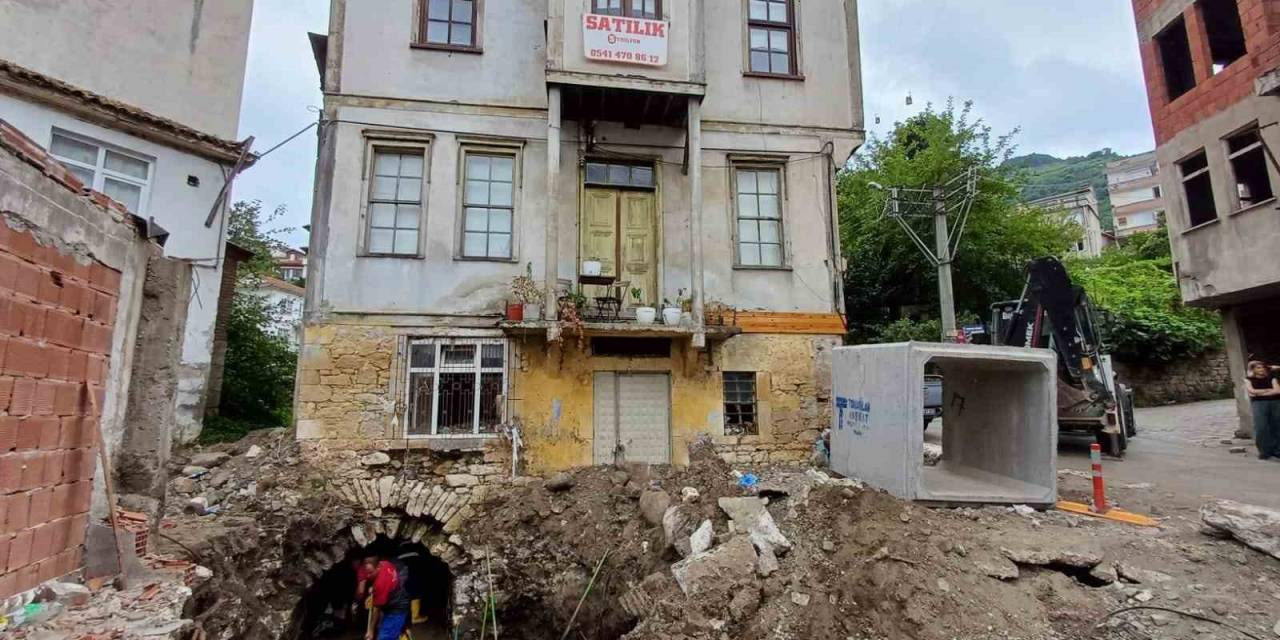 Tarihi Evin Altından Dere Yatağı Çıktı